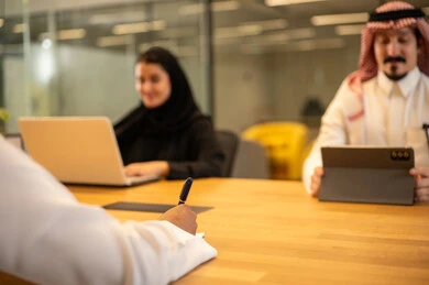 إنجاز مهام العمل ،دمج العمل مع التكنولوجيا المتطورة، موظفين عربيين خليجيين سعوديين يستخدمون الاجهزة التقنية الحديثة، مهن ووظائف سعودية، تحقيق أهداف الشركة، بيئة العمل السعودي.
