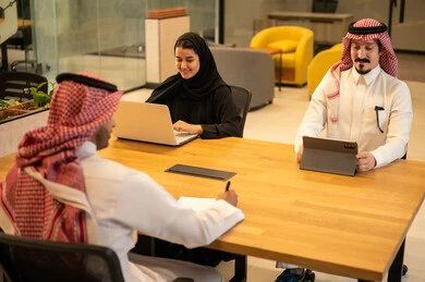 Achieving the company's goals, integrating work with advanced technology, Arab Gulf Saudi employees using modern technical devices, completing work tasks, Saudi professions and jobs, the Saudi work environment.