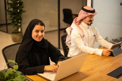 بيئة العمل السعودي، دمج العمل مع التكنولوجيا المتطورة، موظفين عربيين خليجيين سعوديين يستخدمون الاجهزة التقنية الحديثة، إنجاز مهام العمل ،مهن ووظائف سعودية، تحقيق أهداف الشركة