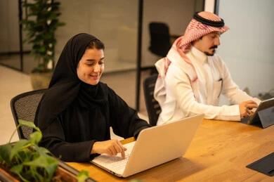 إنجاز مهام العمل ،دمج العمل مع التكنولوجيا المتطورة، موظفين عربيين خليجيين سعوديين يستخدمون الاجهزة التقنية الحديثة، مهن ووظائف سعودية، تحقيق أهداف الشركة، بيئة العمل السعودي.