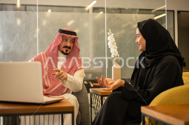 موظفين عربيين خليجيين سعوديين يستخدمون الاجهزة التقنية الحديثة، مهن ووظائف سعودية، تحقيق أهداف الشركة، مناقشة وشرح مهام العمل عن بعد، إنجاز مهام العمل ، بيئة العمل السعودي.