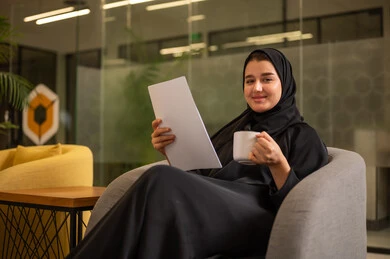 اعداد التقارير الخاصة بالعمل، التدقيق في قراءة الملاحظات،امرأة عربية سعودية خليجية محجبة ترتدي العباءة السوداء تحمل بيدها مجموعة من الاوراق البيضاء، مراجعة ومتابعة الخطط والمشاريع المكتبية بإيماءات التركيز