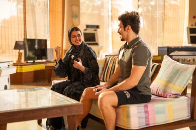 زوجان سعوديان يلعبان ألعاب الفيديو في غرفة المعيشة