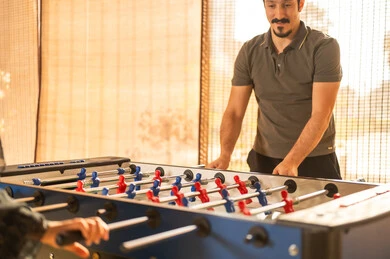 شاب سعودي يلعب كرة الطاولة في صالة ألعاب