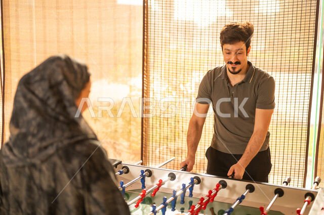 رجل وامرأة سعوديان يلعبان الفريرة في الداخل