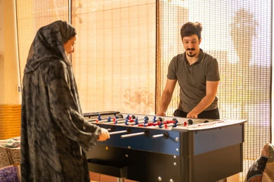 رجل وامرأة من السعودية يلعبان الفرفيرة في الداخل