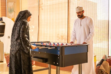 رجل وامرأة من عمان يلعبان فريرة في الداخل