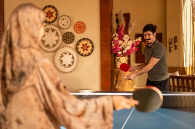 رجل وامرأة من السعودية يلعبان تنس الطاولة