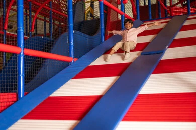 طفل سعودي يتزلج في منطقة ألعاب ملاهي داخلية