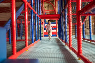 طفل سعودي يركض في منطقة ألعاب داخلية