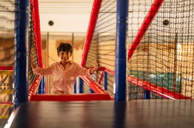 طفل سعودي يلعب في منطقة ألعاب داخلية ناعمة