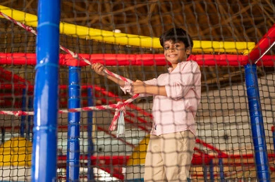 طفل سعودي يلعب في منطقة ألعاب داخلية