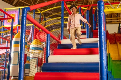 طفل سعودي يركض في منطقة ألعاب ترفيهية مغلقة