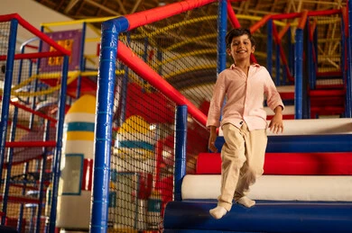 طفل سعودي يلعب في مركز ترفيه داخلي