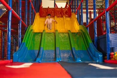 طفل سعودي يلعب في منطقة ألعاب داخلية ملونة