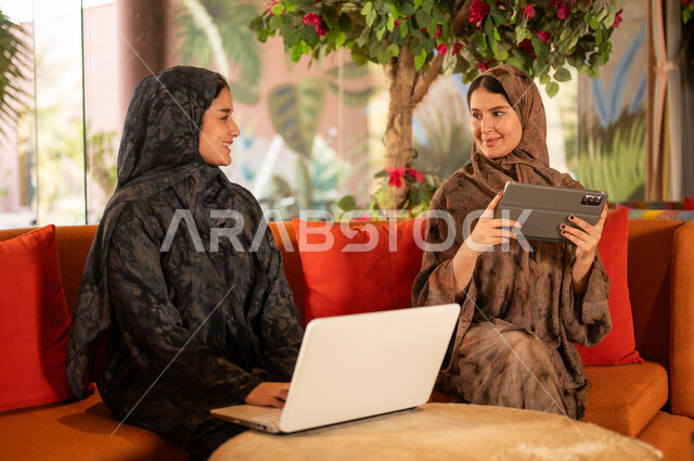سيدات سعوديات يستخدمن الحاسوب المحمول والجهاز اللوحي