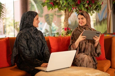 سيدات سعوديات يستخدمن الحاسوب المحمول والجهاز اللوحي