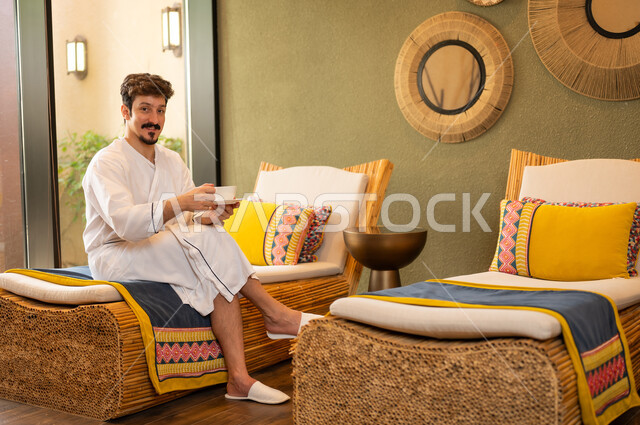 رجل سعودي برداء الحمام يسترخي في سبا داخلي