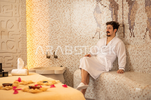 رجل سعودي برداء الحمام في سبا وحمام تقليدي