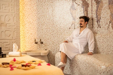 رجل سعودي برداء الحمام في سبا وحمام تقليدي