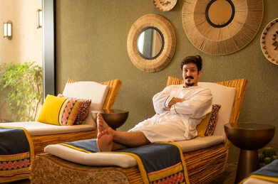 رجل سعودي برداء حمام أبيض يسترخي في سبا فاخر