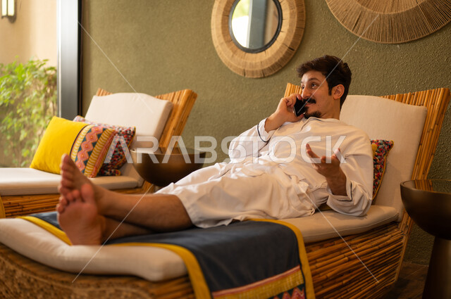 رجل عربي يتحدث بالهاتف في منتجع صحي