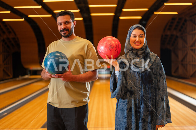 رجل وامرأة سعوديين في صالة البولينج بالرياض