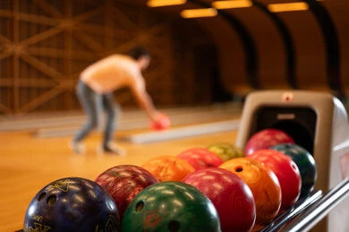 كرات بولينج ملونة في صالة ألعاب مغلقة