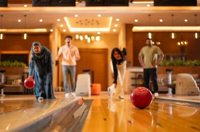 مجموعة من الأصدقاء السعوديين يلعبون البولينج