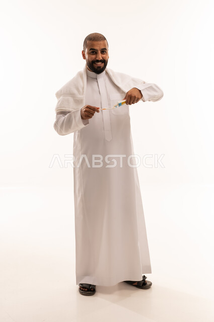 رجل سعودي بالثوب الأبيض يضع مرهم طبي