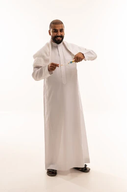 رجل سعودي بالثوب الأبيض يضع مرهم طبي