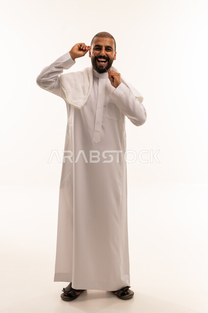 رجل سعودي بالثوب الأبيض يستخدم المسواك