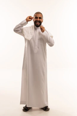 رجل سعودي بالثوب الأبيض يستخدم المسواك