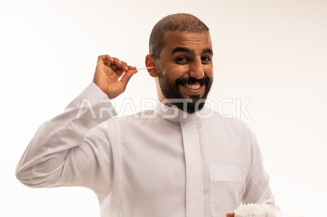 رجل سعودي ينظف أذنه باستخدام عود قطني