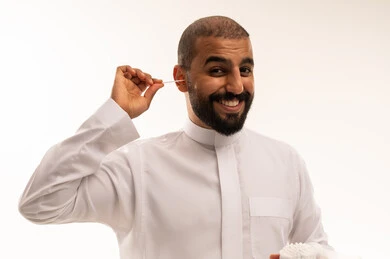 رجل سعودي ينظف أذنه باستخدام عود قطني