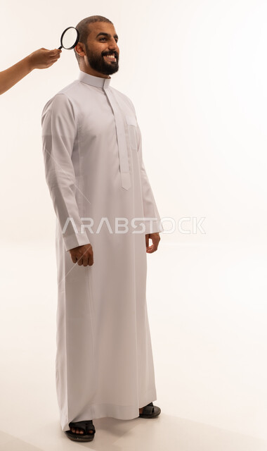 فحص فروة رأس رجل سعودي بالعدسة المكبرة