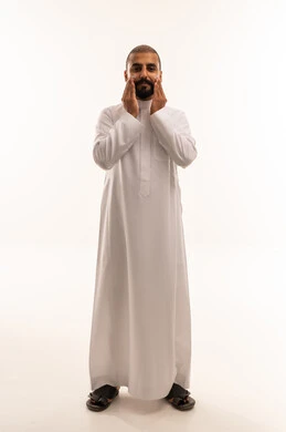 رجل سعودي بالثوب الأبيض يفكر خلف خلفية بيضاء