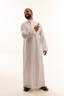 رجل سعودي بالثوب الأبيض يستخدم العطر في الاستوديو