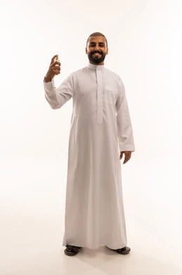 رجل سعودي بالثوب الأبيض يحمل زجاجة عطر