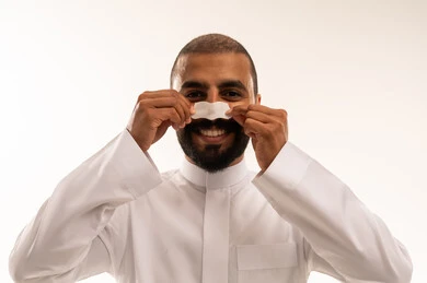 رجل سعودي بالثوب يستخدم لصقة تنظيف الأنف