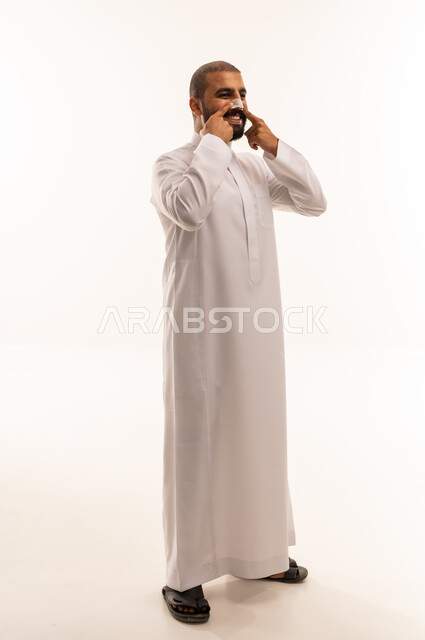 رجل سعودي بالثوب مع ضمادة أنف في الاستوديو