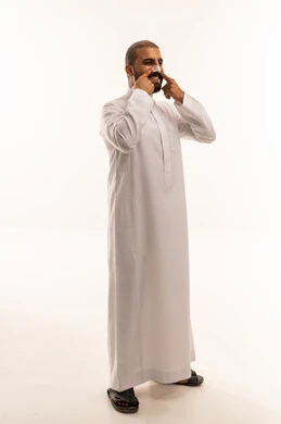 رجل سعودي بالثوب مع ضمادة أنف في الاستوديو