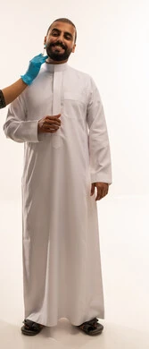 رجل سعودي بالثوب يحصل على حقنة تجميلية