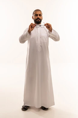 رجل سعودي بالثوب التقليدي يمسك نظارة طبية