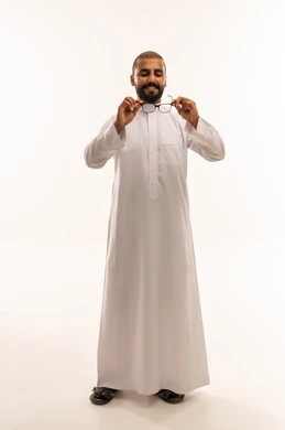 رجل عماني بالزي التقليدي يمسك نظارات طبية