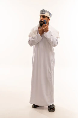رجل عماني يحلق ذقنه بخلفية بيضاء