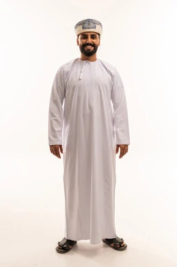 رجل عماني بالزي التقليدي يقف على خلفية بيضاء