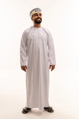رجل عماني بالزي التقليدي والدشداشة بخلفية بيضاء