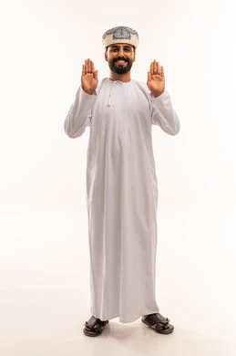 رجل عُماني بالزي التقليدي يرفع يديه بالترحيب