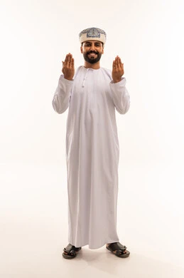 رجل عماني بالزي التقليدي في وضعية الدعاء